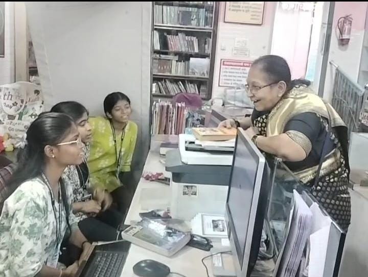 "महाविद्यालयीन विदयार्थी चालवितात वाचनालय "